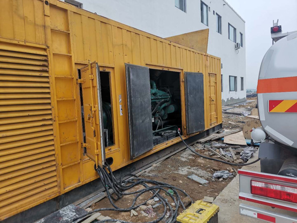 鹤山如何在发电机出租合同中约定设备的维修和保养责任？